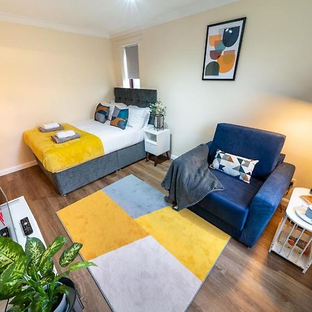 Staines-upon-Thames Grange Studio Apartment - Heathrow מראה חיצוני תמונה