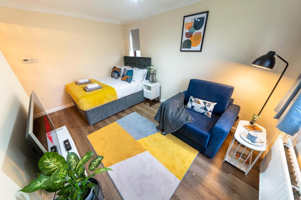 Staines-upon-Thames Grange Studio Apartment - Heathrow מראה חיצוני תמונה