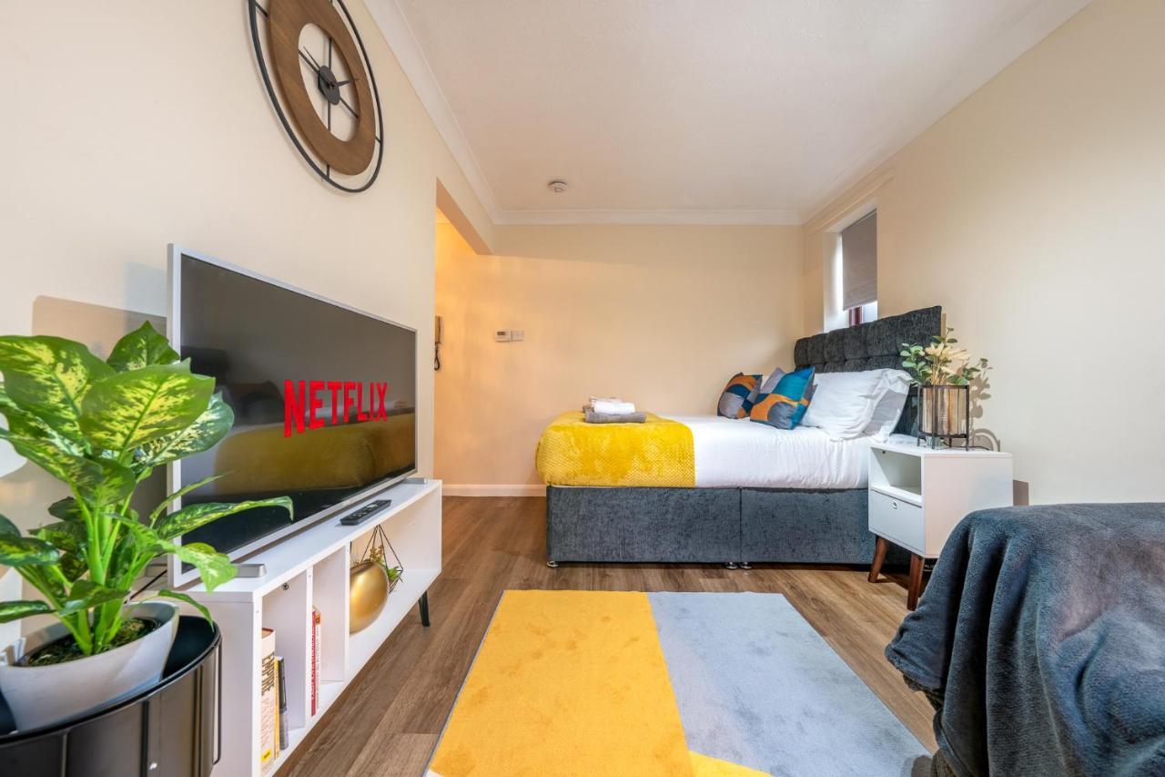 Staines-upon-Thames Grange Studio Apartment - Heathrow מראה חיצוני תמונה