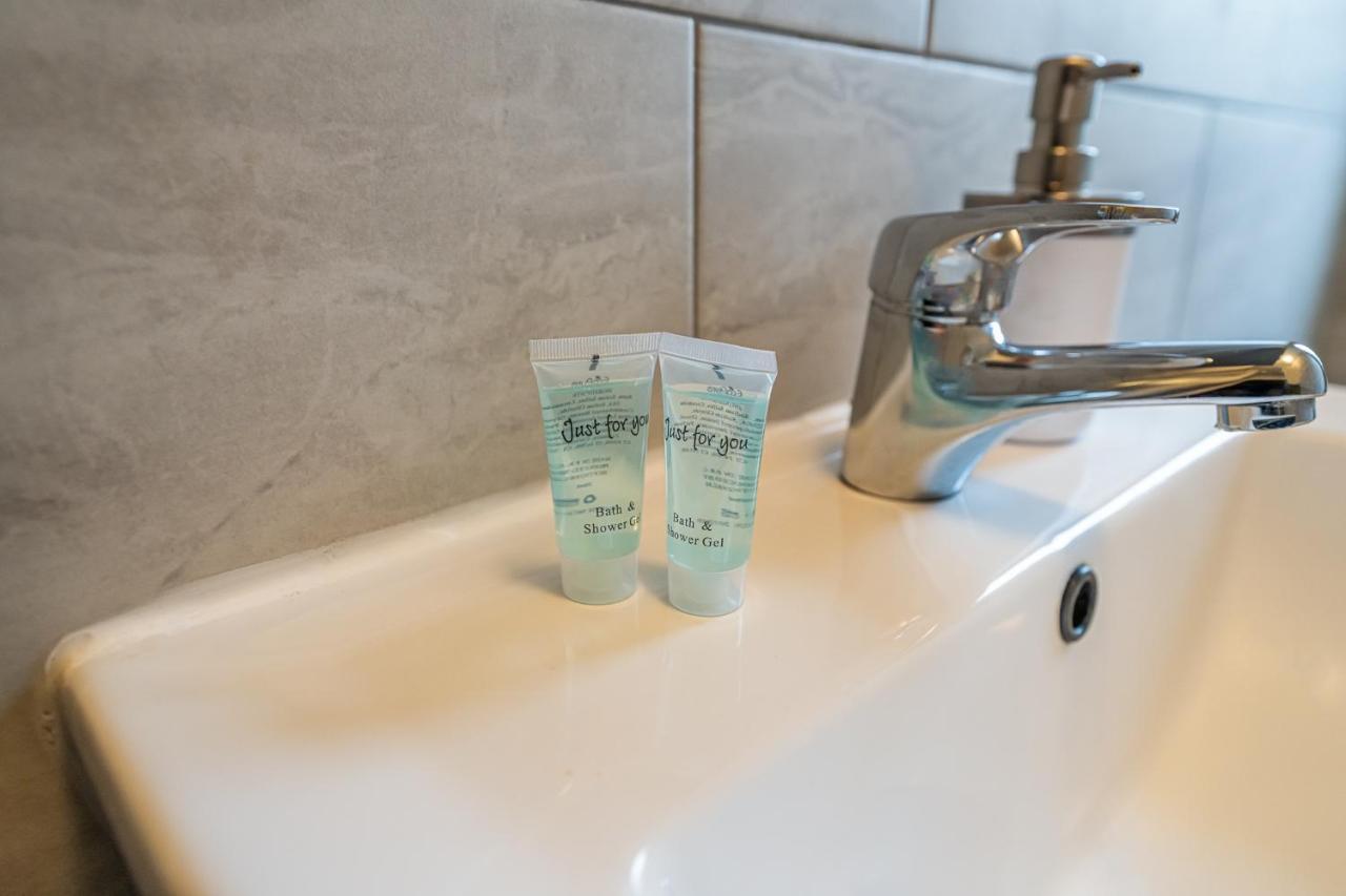 Staines-upon-Thames Grange Studio Apartment - Heathrow מראה חיצוני תמונה