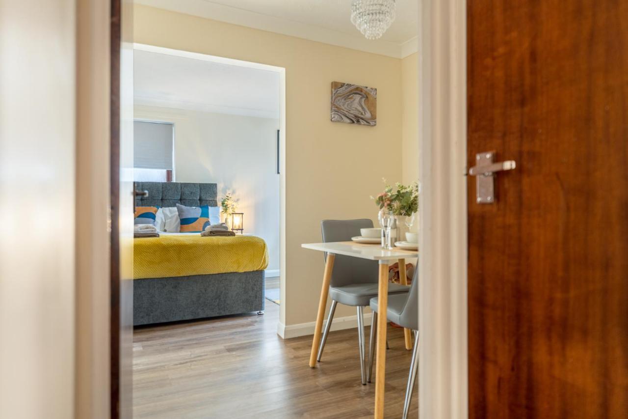 Staines-upon-Thames Grange Studio Apartment - Heathrow מראה חיצוני תמונה