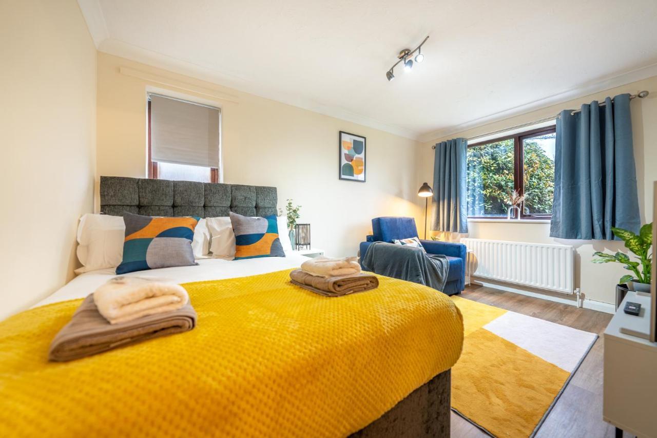 Staines-upon-Thames Grange Studio Apartment - Heathrow מראה חיצוני תמונה