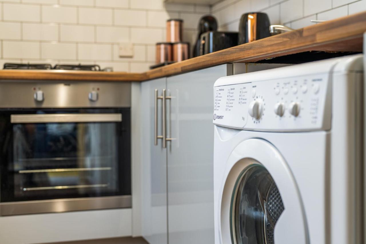 Staines-upon-Thames Grange Studio Apartment - Heathrow מראה חיצוני תמונה